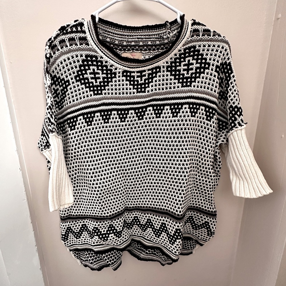 Geometric short sleeve sweater